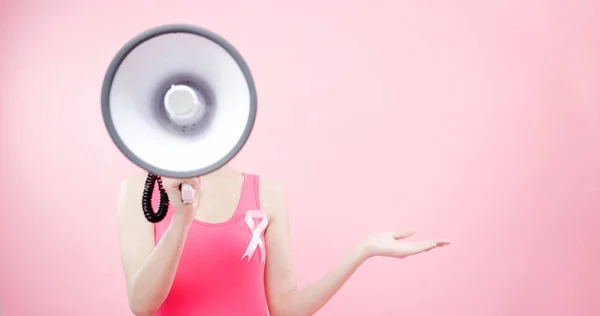 Vrouw Met Megafoon Tonen Iets Met Preventie Borstkanker — Stockfoto