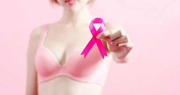 Mujer Mostrando Cinta Rosa Con Concepto Cáncer Mama Prevención —  Fotos de Stock