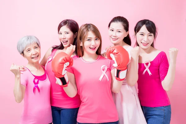 Kvinnor Bära Handskar Med Bröst Cancerprevention Den Rosa Bakgrunden — Stockfoto