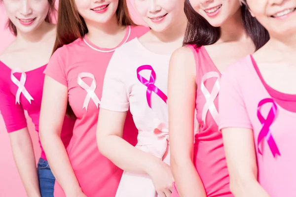 女性在粉红色背景下预防乳腺癌 — 图库照片