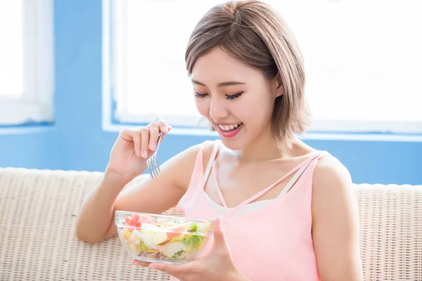Bela Mulher Comendo Salada Casa — Fotografia de Stock