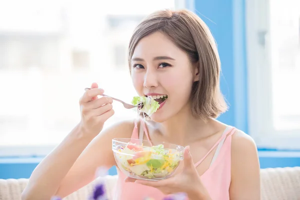 Hermosa Mujer Comiendo Ensalada Casa —  Fotos de Stock