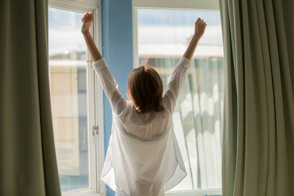 Mujer Abriendo Cortinas Dormitorio Por Mañana — Foto de Stock