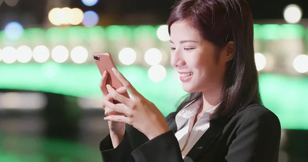 Vrouw Telefoon Gebruiken Stad Bij Nacht — Stockfoto