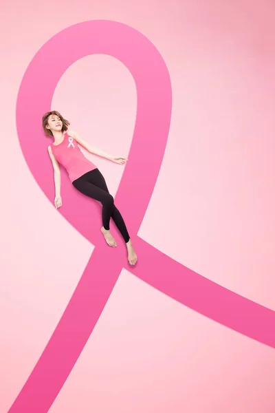 Donna Sdraiata Sul Pavimento Prevenzione Del Cancro Seno — Foto Stock