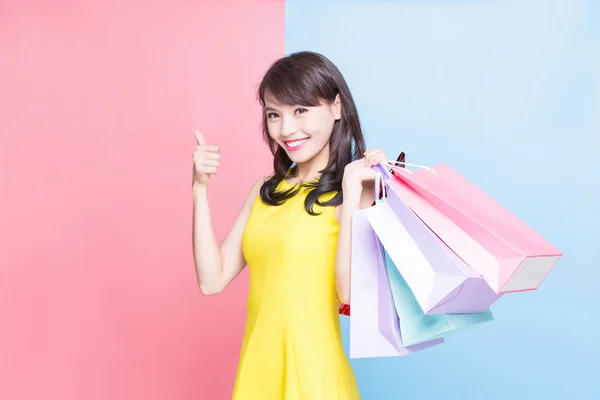 Hüvelykujjával Felfelé Gazdaságot Bevásárló Táskák Boldogan Kék Rózsaszín Háttér — Stock Fotó
