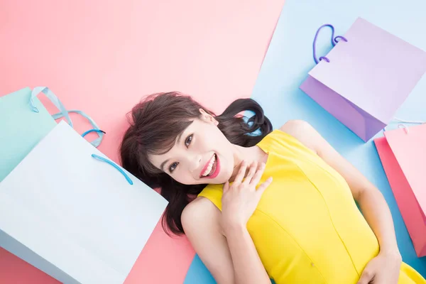 Mujer Con Bolsas Compras Acostado Fondo Azul Rosa — Foto de Stock