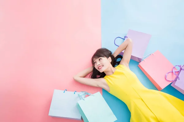 Frau Mit Einkaufstaschen Auf Blauem Und Rosa Hintergrund — Stockfoto