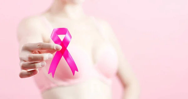 Mujer Mostrar Cinta Rosa Con Concepto Cáncer Mama Prevención —  Fotos de Stock