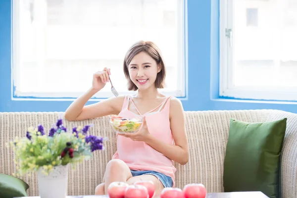 Mulher Beleza Comer Salada Sentir Desfrutar Casa — Fotografia de Stock