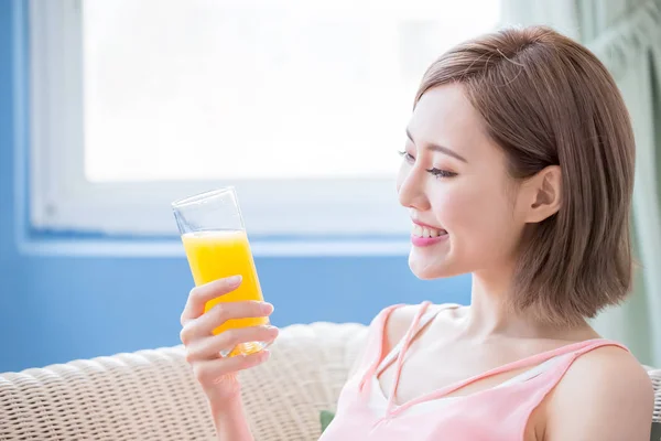 Kvinna Dricka Juice Och Känna Sig Lyckligt Hemma — Stockfoto