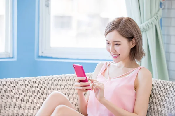 Mulher Sentar Sofá Usar Telefone Feliz Casa — Fotografia de Stock