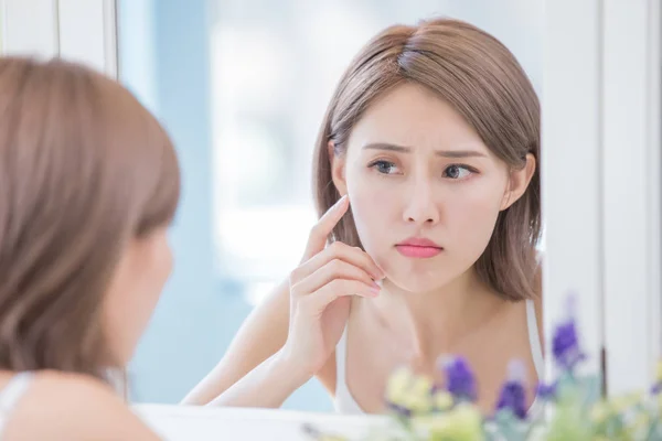 Mujer Mirada Espejo Sentirse Molesto Tocar Cara Con Acné Problema —  Fotos de Stock