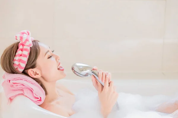 Schönheitskönigin Nimmt Duschkopf Und Singt Lied Badewanne — Stockfoto