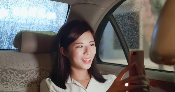 Kadını Kabul Telefon Selfie Arabada — Stok fotoğraf
