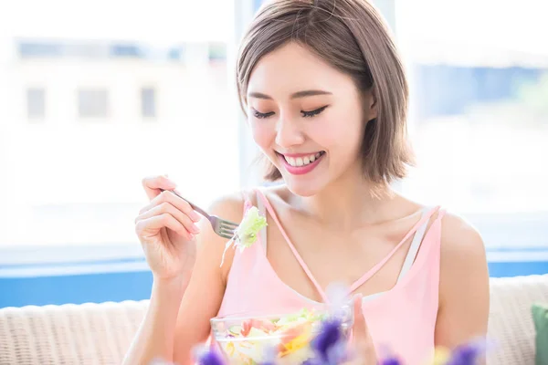 Schönheit Frau Isst Salat Hause — Stockfoto