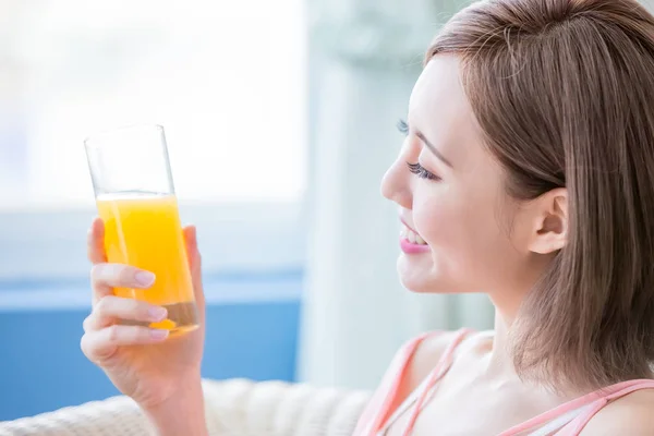 Asiática Mulher Beber Suco Casa — Fotografia de Stock