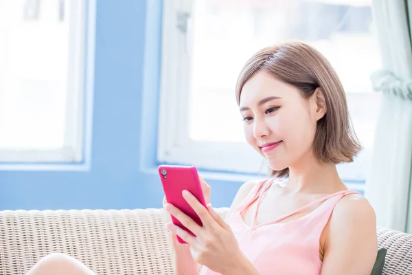 Vrouw Zittend Bank Het Gebruik Van Telefoon Gelukkig Thuis — Stockfoto