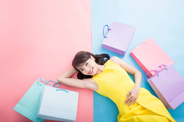 Mujer Con Bolsas Compras Sonriendo Felizmente Sobre Fondo Azul Rosa —  Fotos de Stock