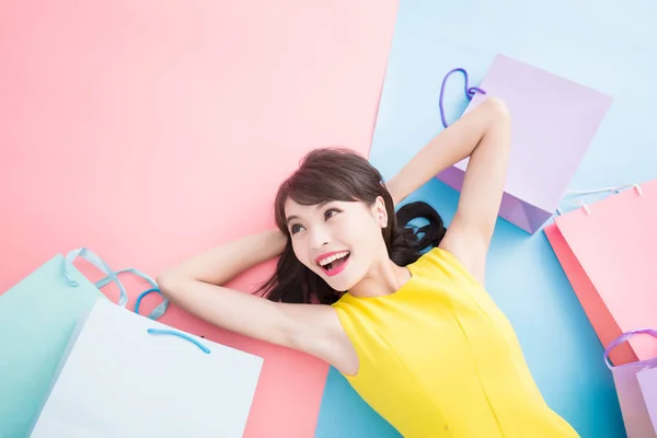 Mulher Com Sacos Compras Sorrindo Alegremente Fundo Azul Rosa — Fotografia de Stock