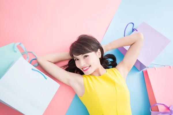 Mulher Com Sacos Compras Sorrindo Alegremente Fundo Azul Rosa — Fotografia de Stock