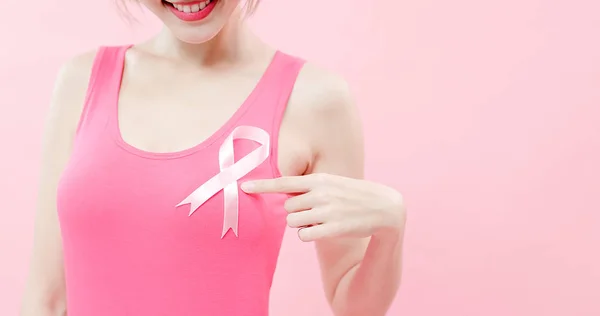 Kobieta Pokazuje Różową Wstążką Pojęciem Raka Piersi Profilaktyka — Zdjęcie stockowe