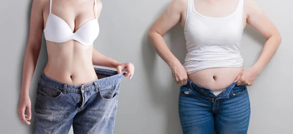 Donne Che Indossano Jeans Concetto Perdita Sullo Sfondo Grigio — Foto Stock
