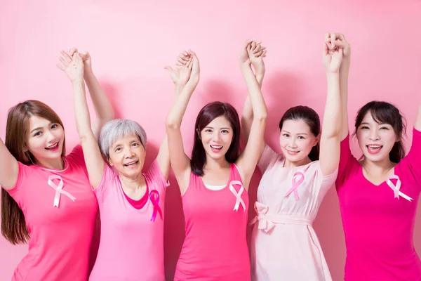 Kvinnor Med Händer Upp Breast Cancerprevention Rosa Bakgrund — Stockfoto