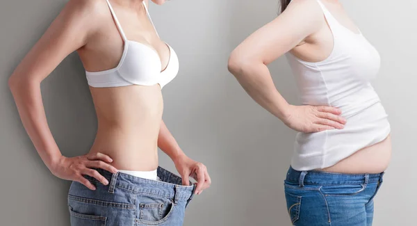 Mujer Usar Jeans Con Concepto Pérdida Abdomen Fondo Gris — Foto de Stock