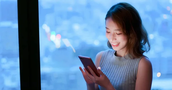 Vrouw Gebruik Telefoon Gelukkig Gebouw Nachts — Stockfoto