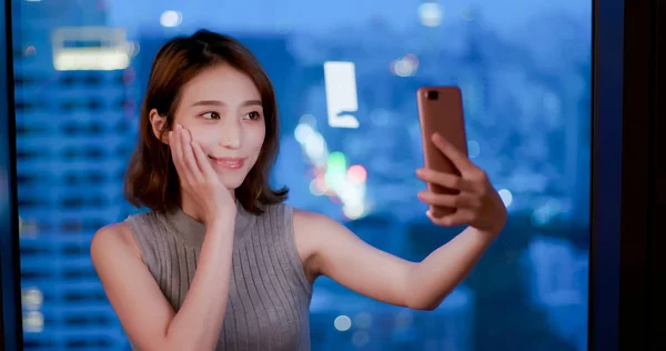 Woman Use Phone Selfie Happily Building Night — Stockfoto