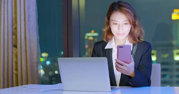 Zakelijke Vrouw Gebruik Telefoon Laptop Werken Nachts — Stockfoto