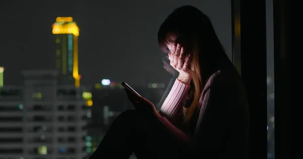 Donna Utilizzare Telefono Sentire Depressione Notte — Foto Stock