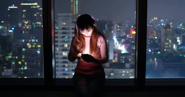Γυναίκα Χρησιμοποιούν Τηλέφωνο Και Αισθάνονται Κατάθλιψη Νύχτα — Φωτογραφία Αρχείου