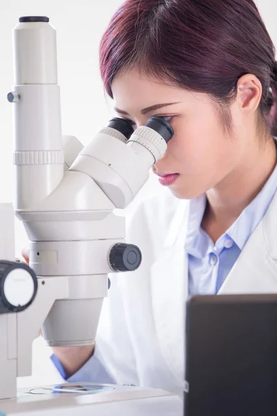 Mujer Científica Uso Microscopio Laboratorio —  Fotos de Stock