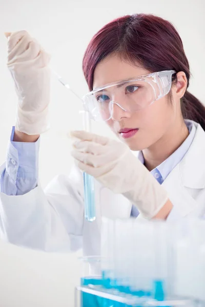 Mujer Científica Toma Tubo Ensayo Laboratorio —  Fotos de Stock