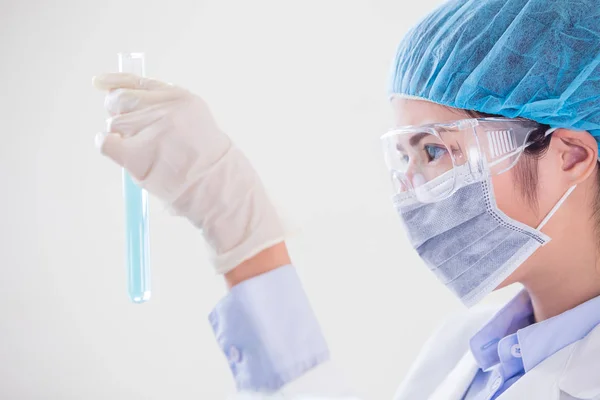 Mujer Científica Toma Tubo Ensayo Laboratorio —  Fotos de Stock