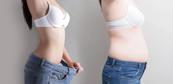 Mujer Usar Jeans Con Concepto Pérdida Abdomen Fondo Gris —  Fotos de Stock