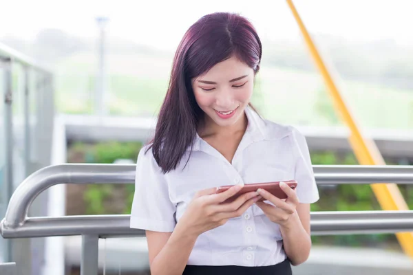 Forretningskvinne Spille Mobilspill Smile Lykkelig – stockfoto