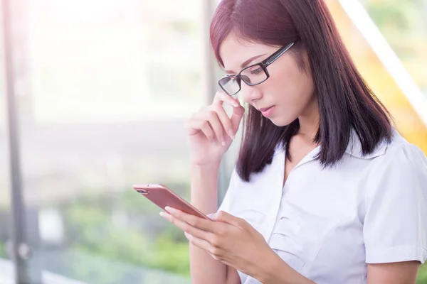 Business Woman Wear Eyeglasses Use Phone — Stock Photo, Image