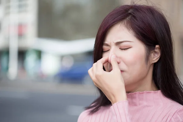 女人感到打喷嚏 在城里感冒了 — 图库照片