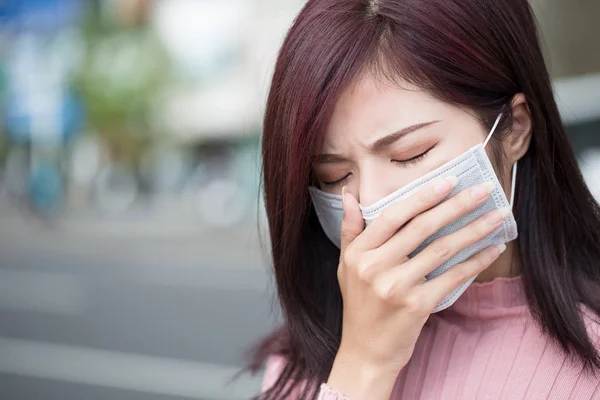 Mulher Fica Frio Usar Máscara Cidade — Fotografia de Stock