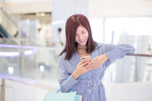 ショッピング モールの美容女性使用携帯電話 — ストック写真