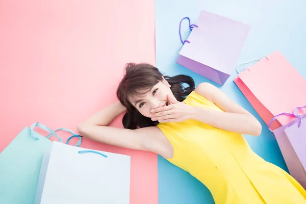 Donna Prendere Shopping Bag Felicemente Sfondo Blu Rosa — Foto Stock