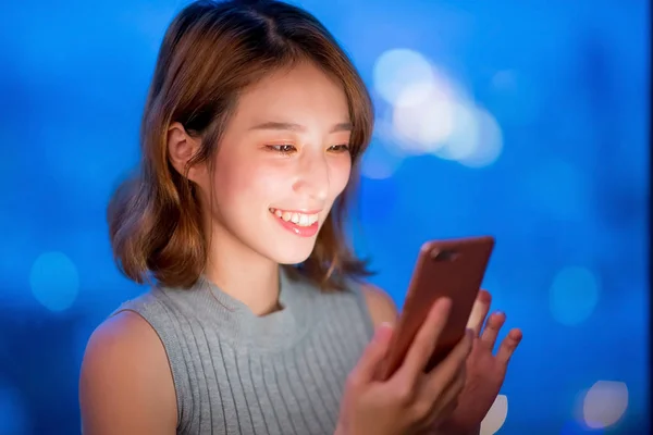 Vrouw Gebruik Telefoon Gelukkig Thuis Avond — Stockfoto