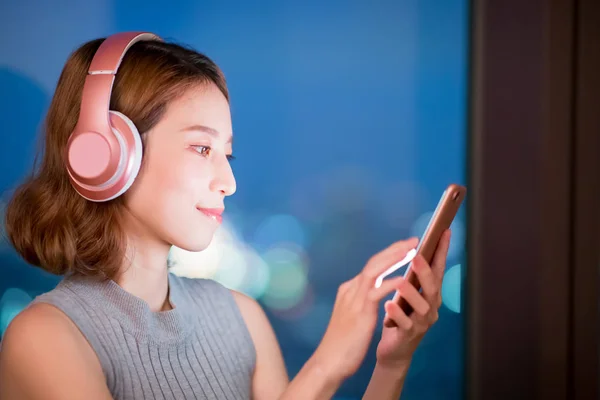 Mulher Usar Telefone Ouvir Música Casa Noite — Fotografia de Stock