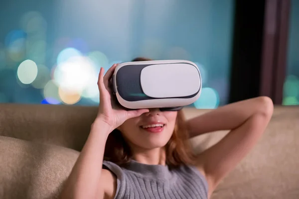 Femme Regarder Vedio Porter Casque Réalité Virtuelle Maison — Photo