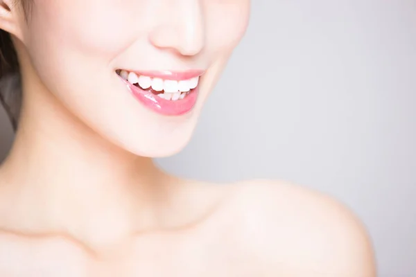 灰色の背景に美容女性歯のクローズ アップ — ストック写真