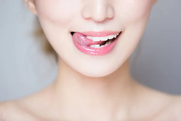 Nahaufnahme Der Schönheit Weiblicher Zähne Und Zunge — Stockfoto