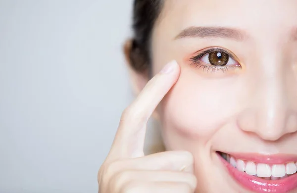 Gros Plan Beauté Femme Pointant Son Oeil — Photo